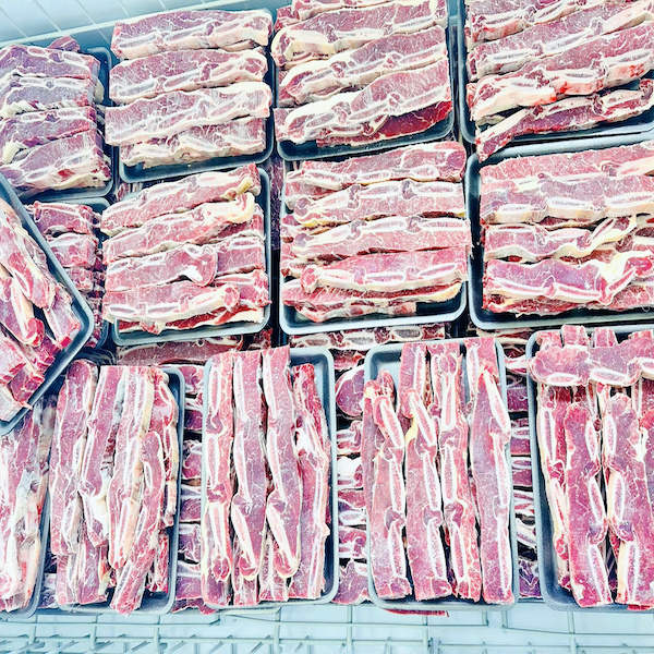Khay sườn bò Úc cắt lát chuẩn bị cho món nướng